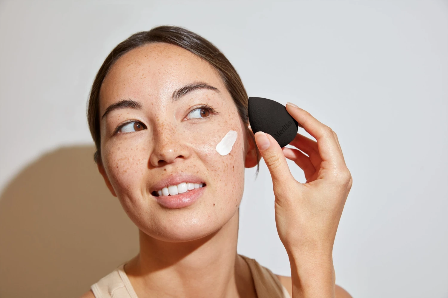 Medik8 Blender Sponge 3 Medik8 Blender Sponge - Image 2